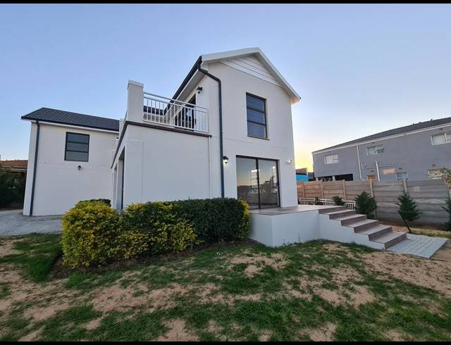 4 BEDROOM HOUSE FOR SALE IN TAFELZICHT